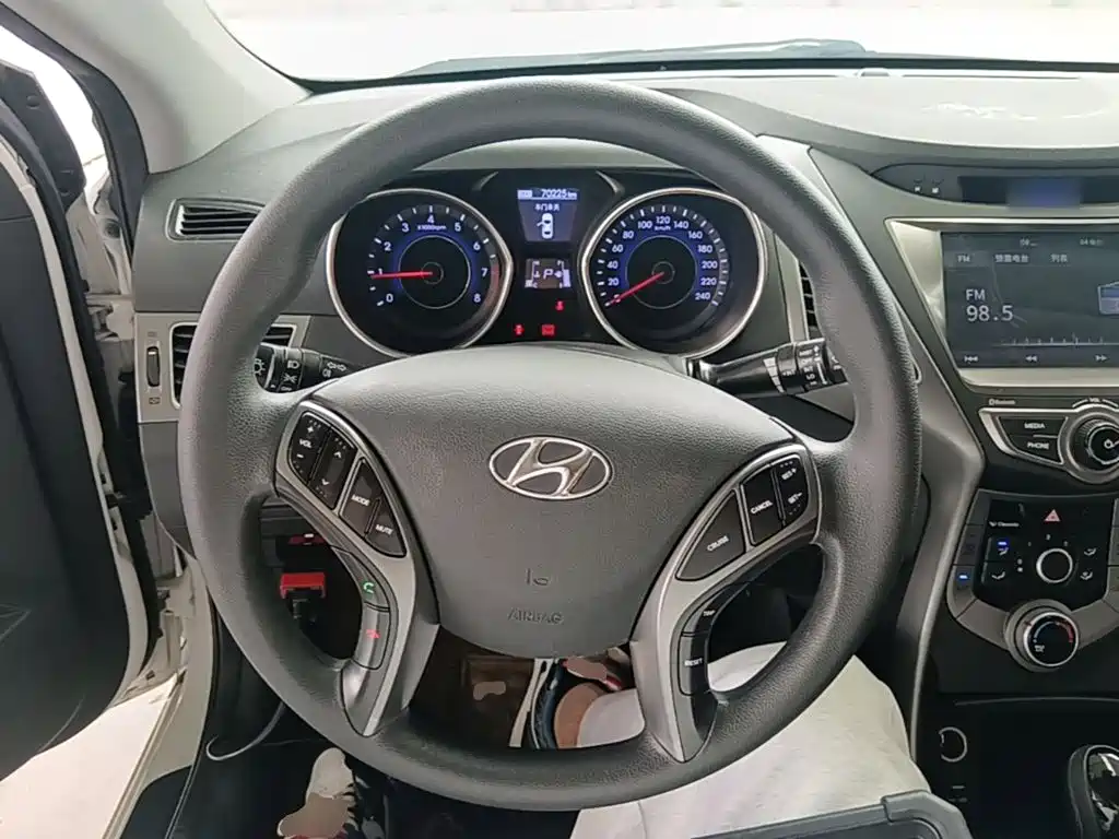 Hyundai Elantra 2016 — фото 11