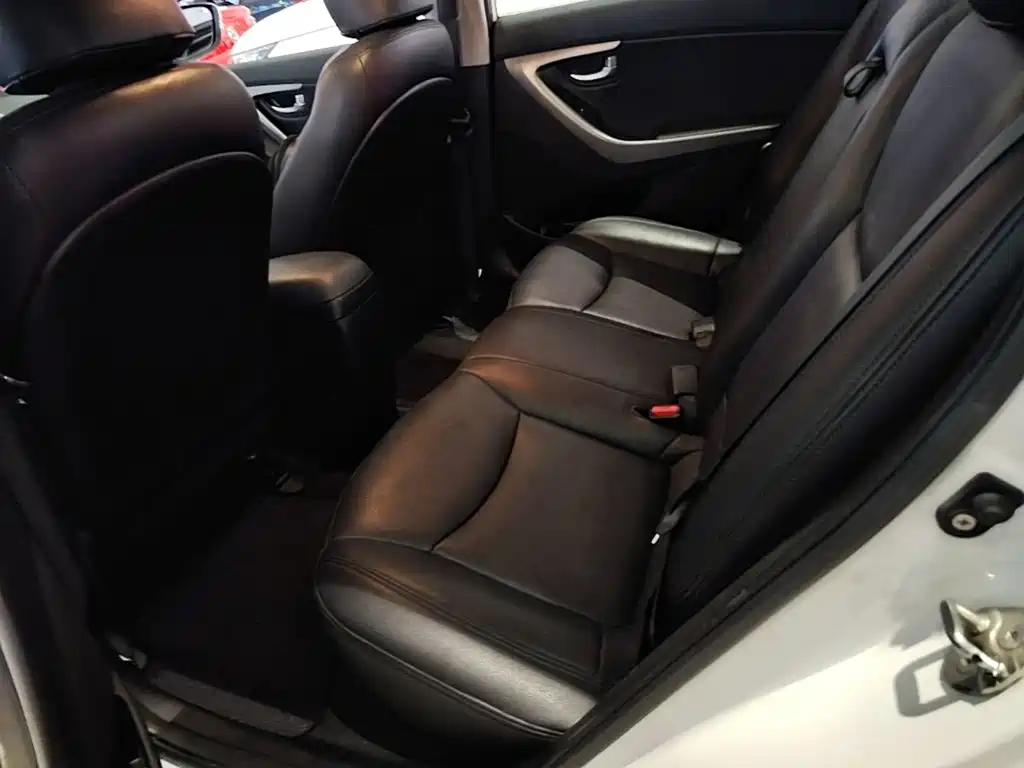 Hyundai Elantra 2017 — фото 17