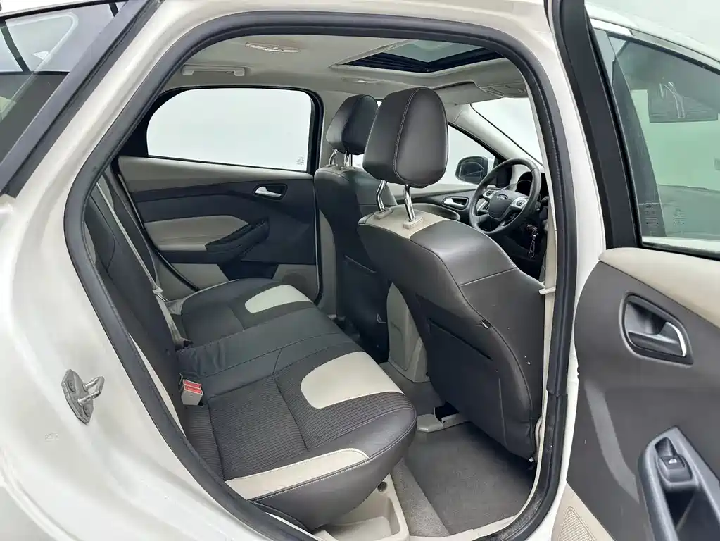 Ford Focus 2013 — фото 13