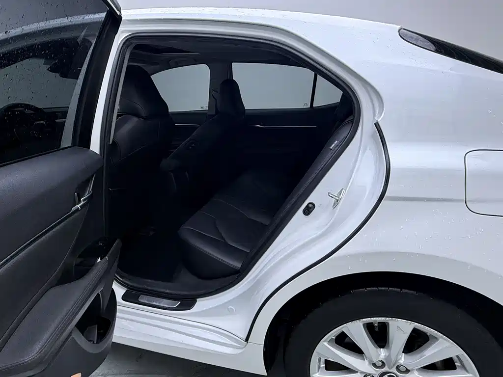 Toyota Camry 2019 — фото 15