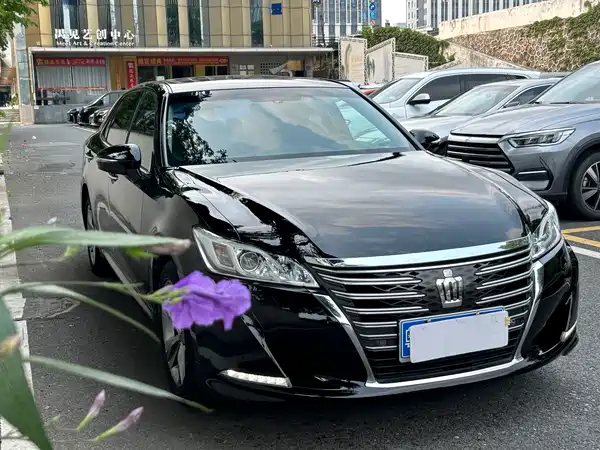 Toyota Crown 2015