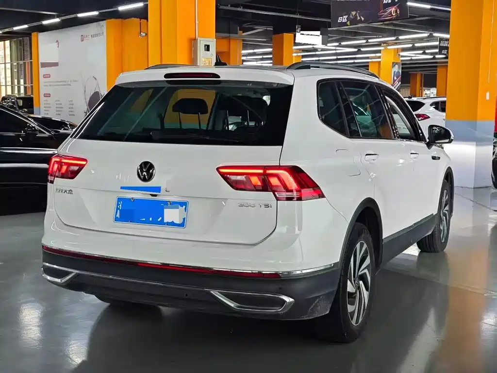 Volkswagen Tiguan L 2023 — фото 9