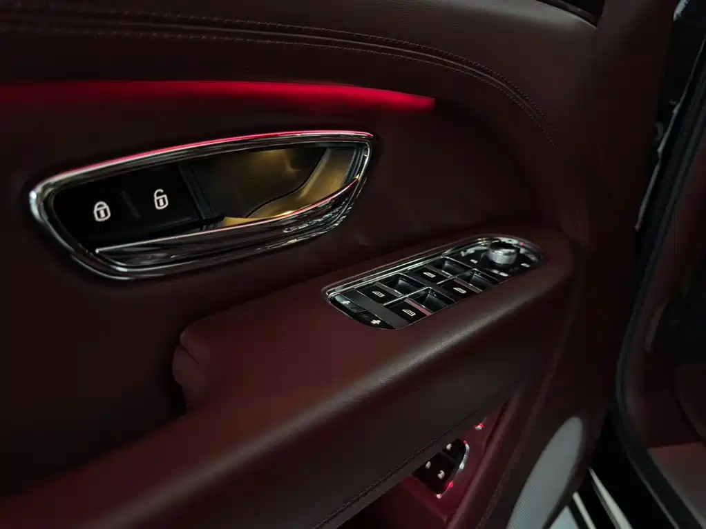 Bentley Bentayga 2021 — фото 13