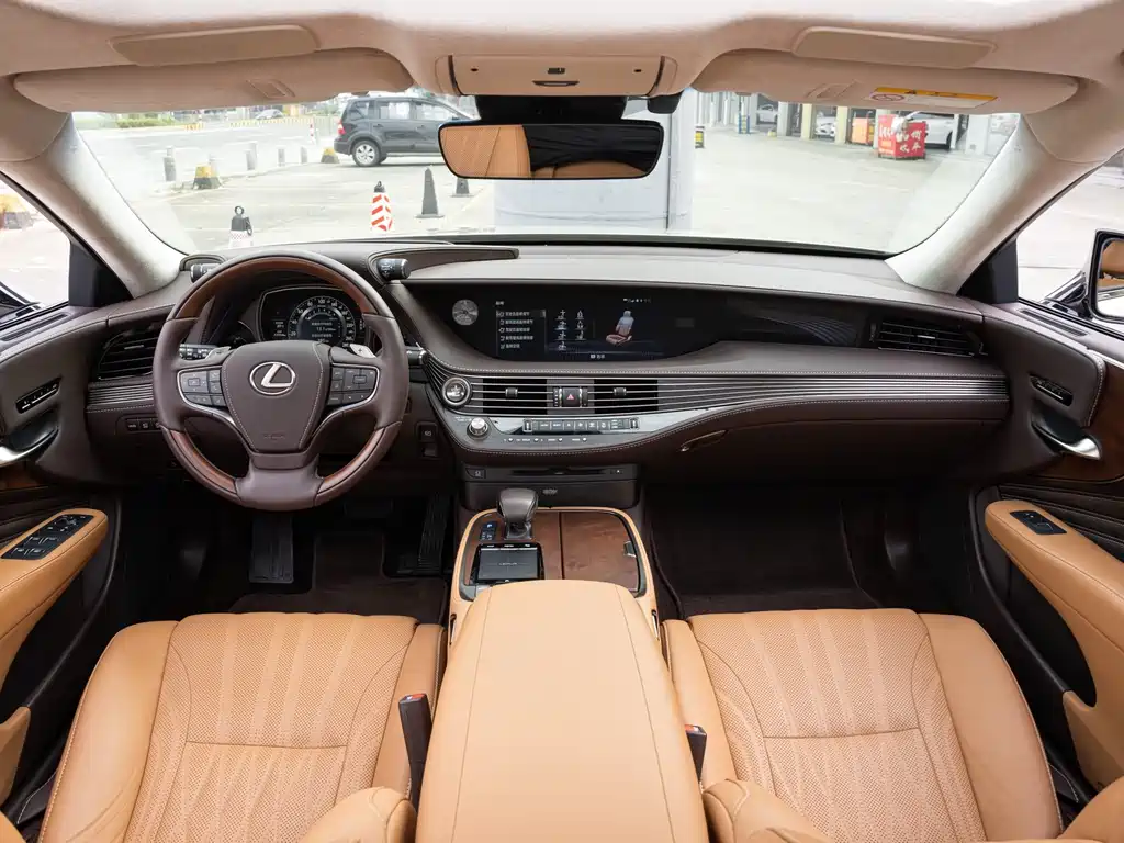 Lexus LS 2018 — фото 12