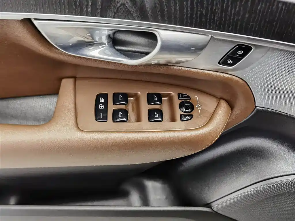 Volvo XC90 PHEV 2023 — фото 9
