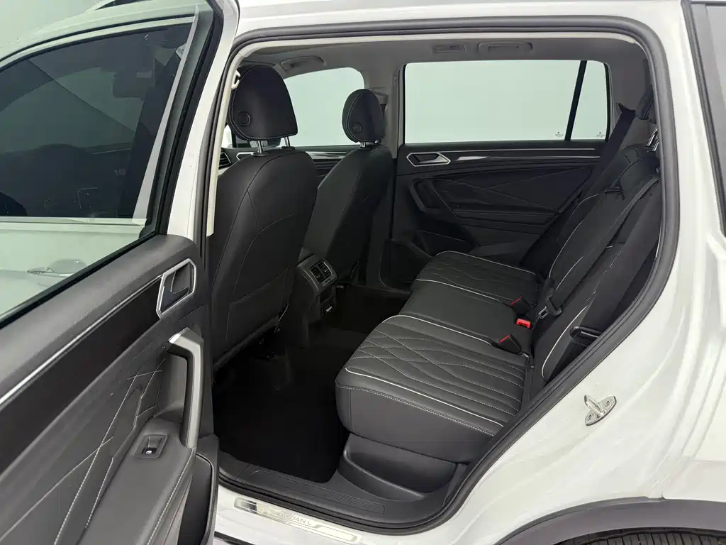 Volkswagen Tiguan L 2023 — фото 14