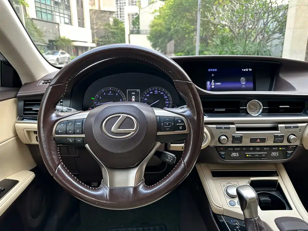 Lexus ES 2016 — фото 20