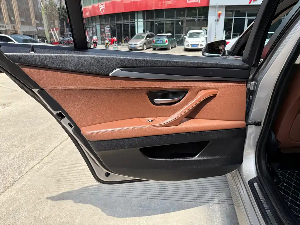 BMW 5 Series 2017 — фото 19