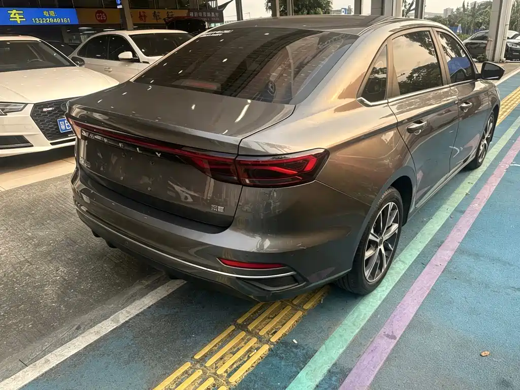 Geely Emgrand 2021