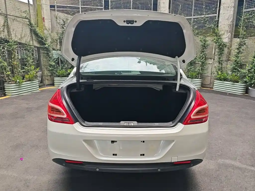 Peugeot 308 2015 — фото 19