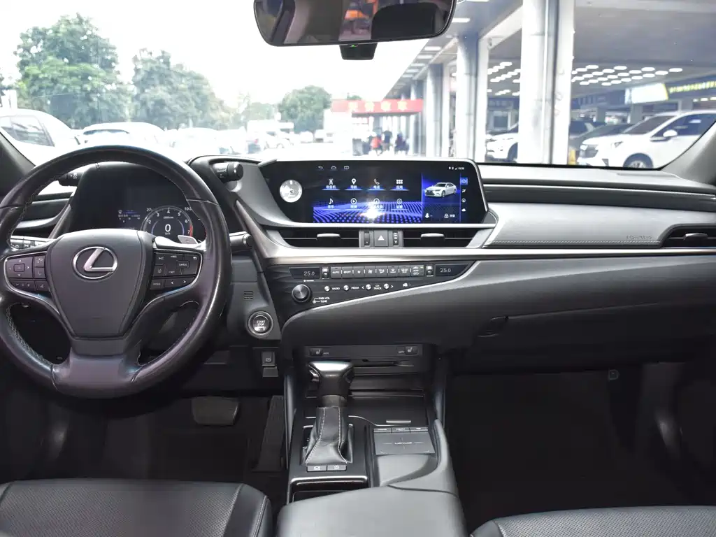 Lexus ES 2019 — фото 10