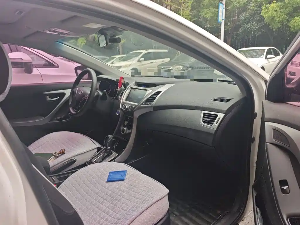 Hyundai Elantra 2016 — фото 19