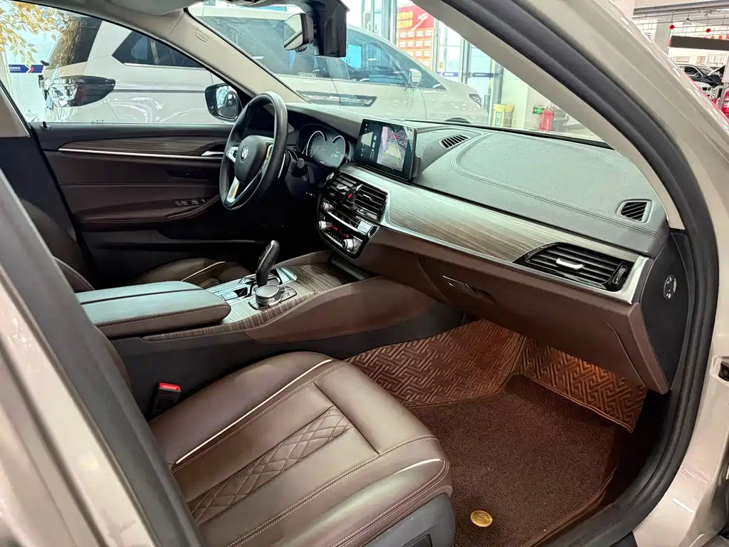 BMW 5 Series 2018 — фото 10
