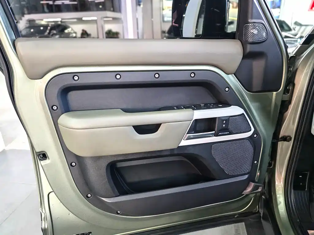 Land Rover Defender 2020 — фото 25