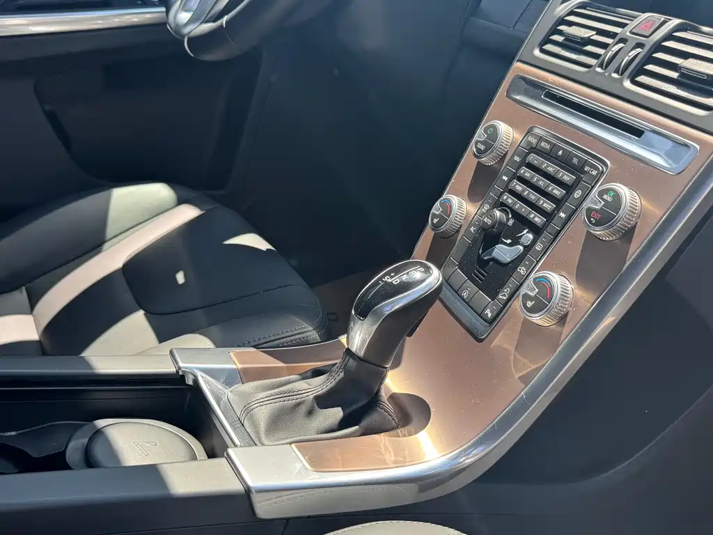 Volvo XC60 2016 — фото 14