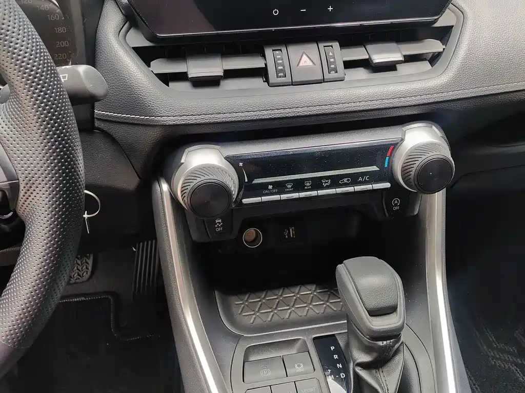 Toyota RAV4 2024 — фото 11