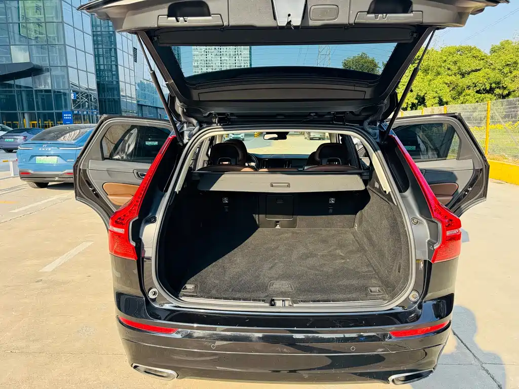 Volvo XC60 2019 — фото 10