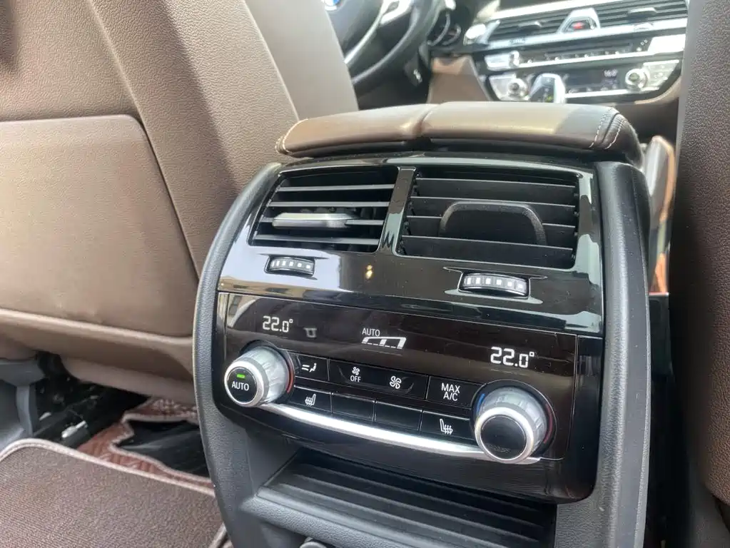 BMW 5 Series 2018 — фото 16
