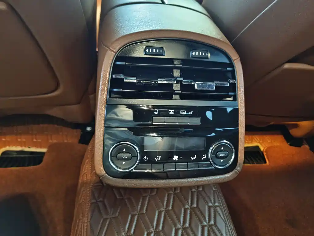 Maserati Quattroporte 2018 — фото 11