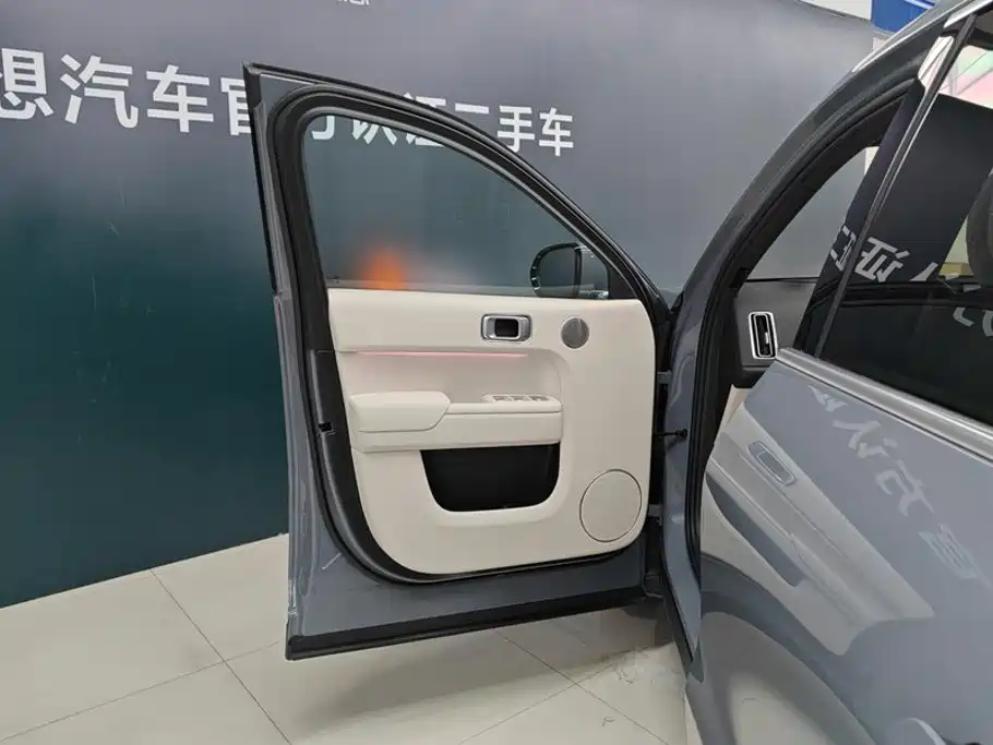 Li Auto Li L8 2025