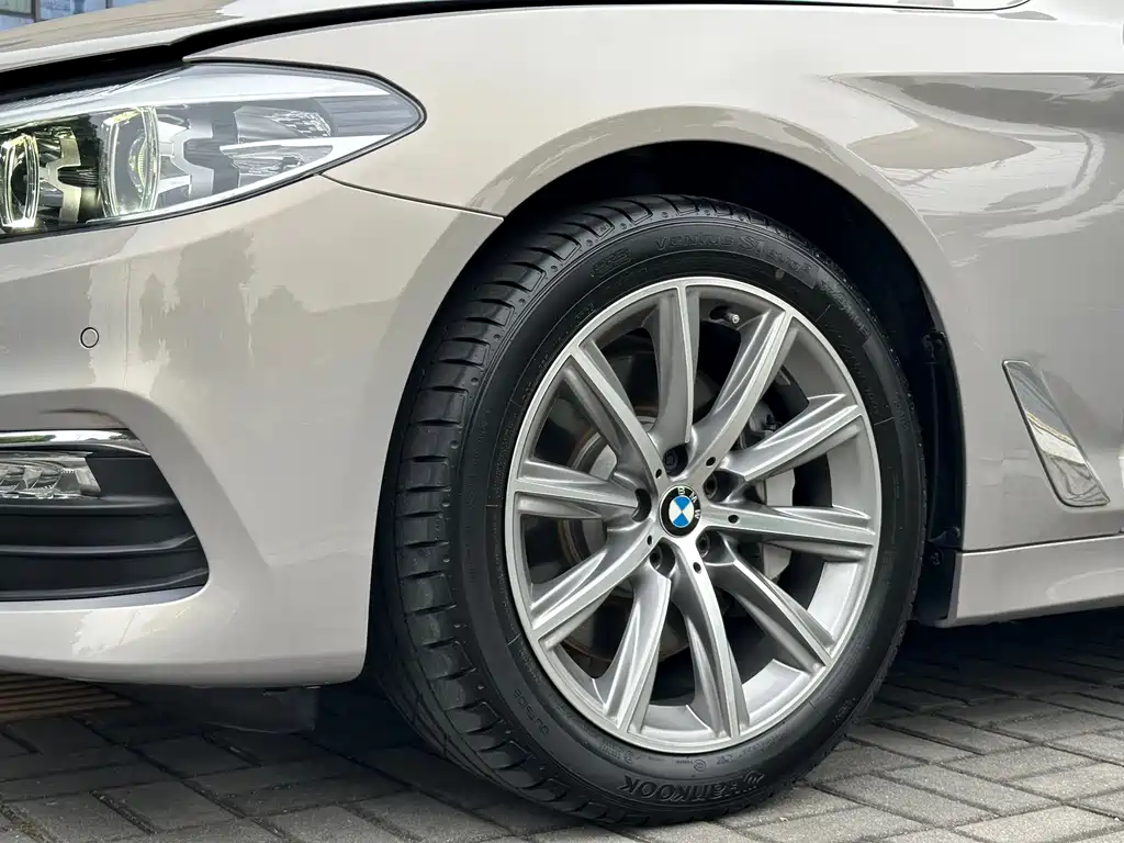 BMW 5 Series 2018 — фото 15