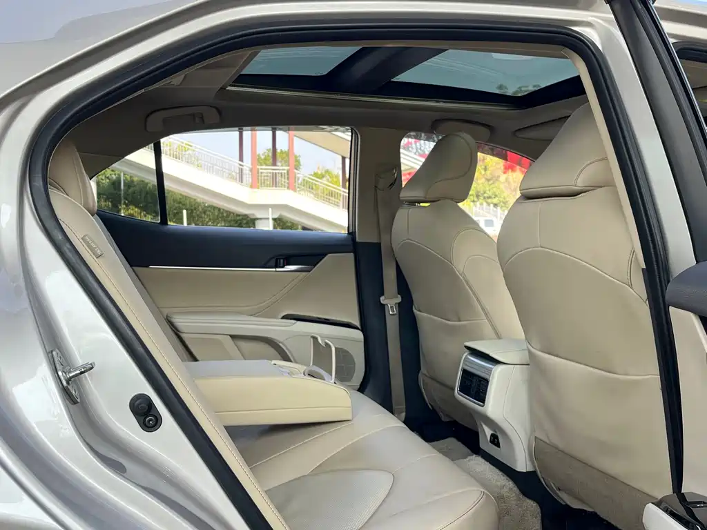 Toyota Camry 2019 — фото 26