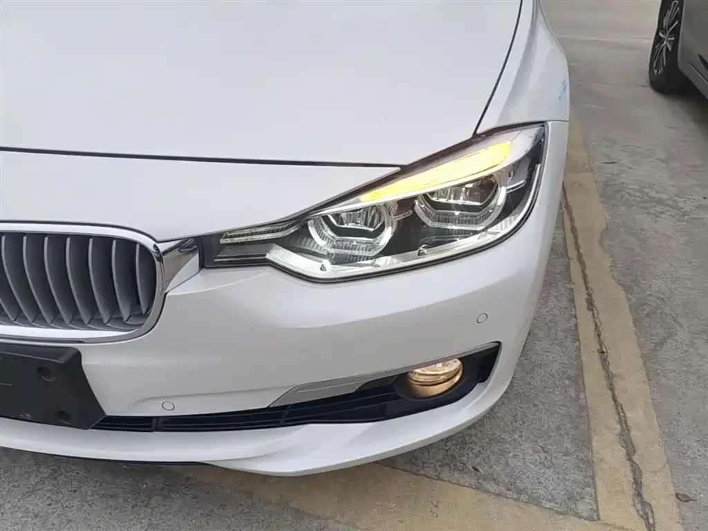 BMW 3 Series 2018 — фото 24