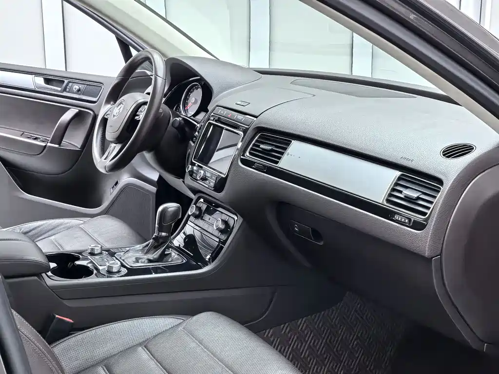 Volkswagen Touareg 2017 — фото 15