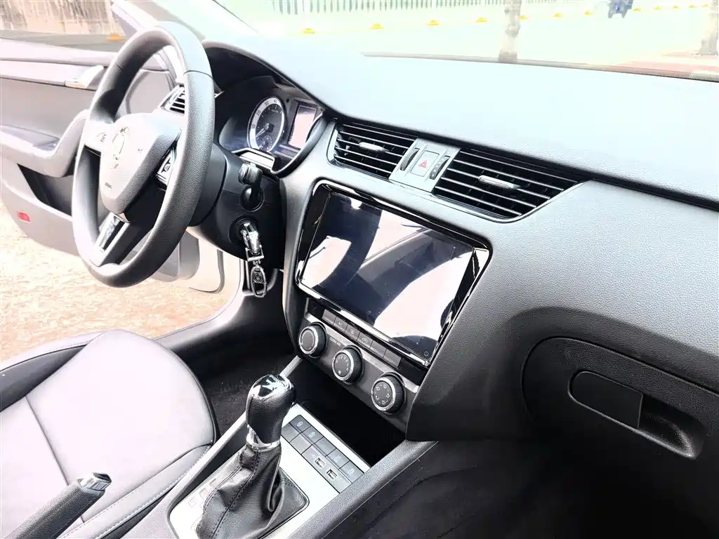 Skoda Octavia 2023 — фото 18