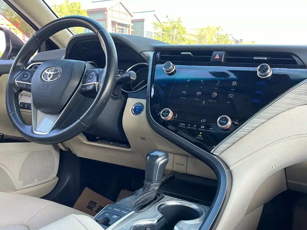 Toyota Camry 2019 — фото 29