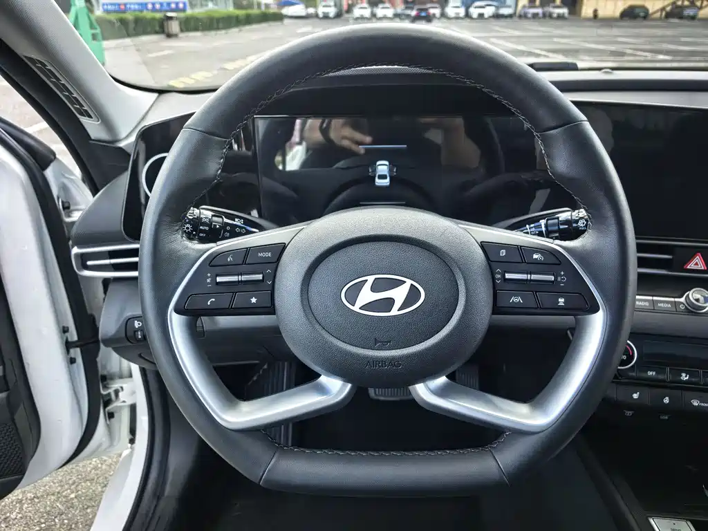 Hyundai Elantra 2023 — фото 11
