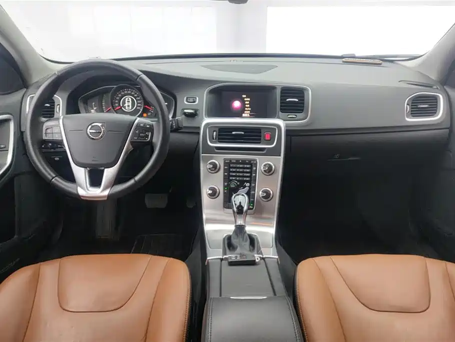 Volvo S60 2019 — фото 12