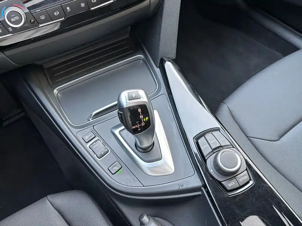 BMW 3 Series 2017 — фото 13