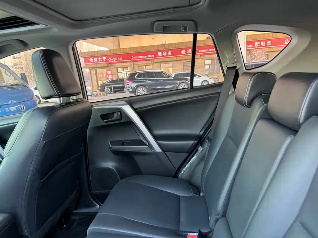 Toyota RAV4 2016 — фото 14