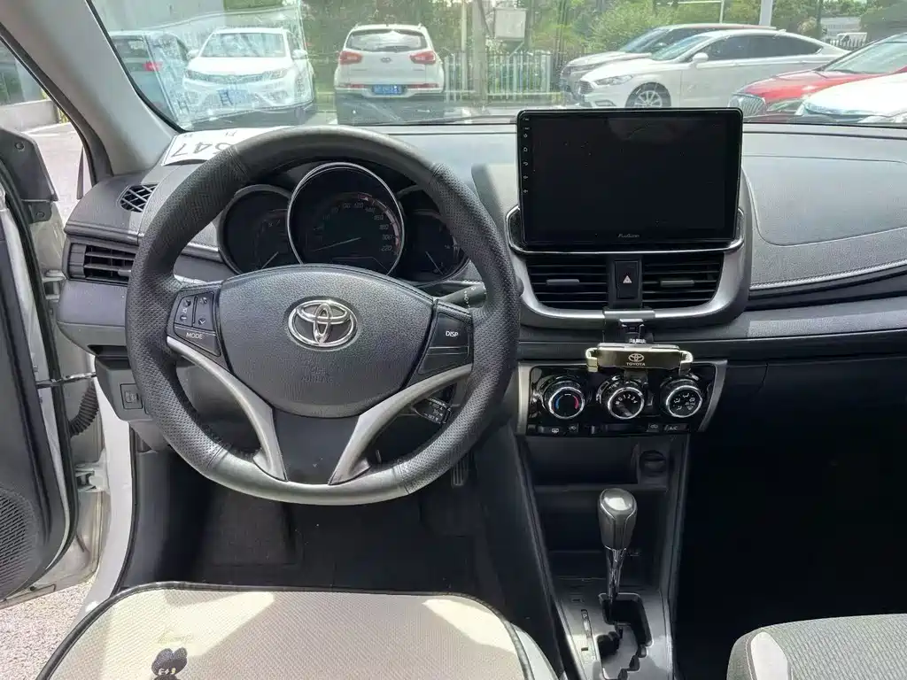 Toyota Yaris L 2022