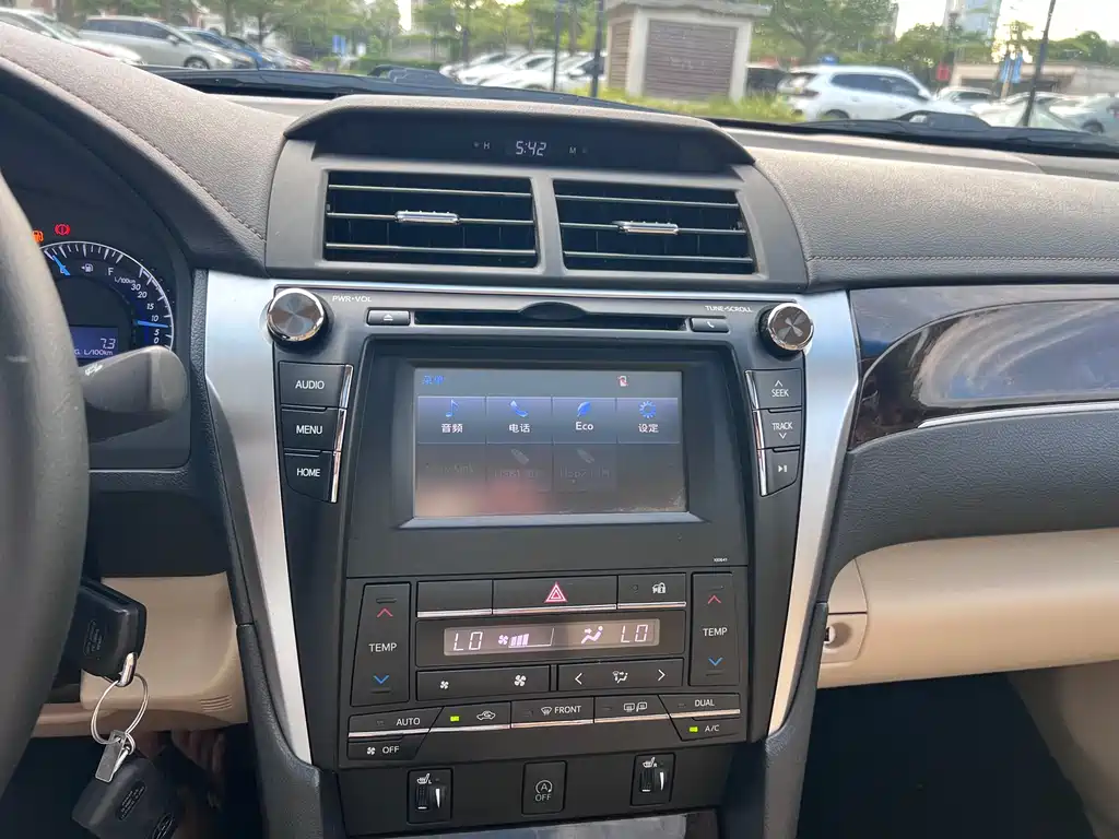 Toyota Camry 2017 — фото 23