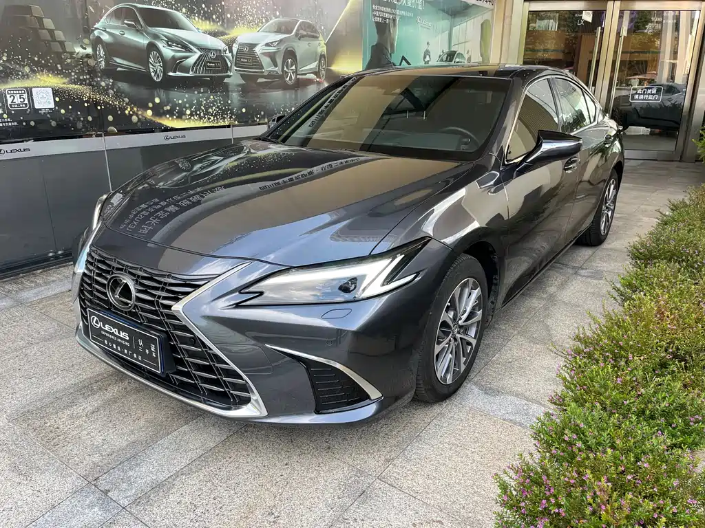 Lexus ES 2025