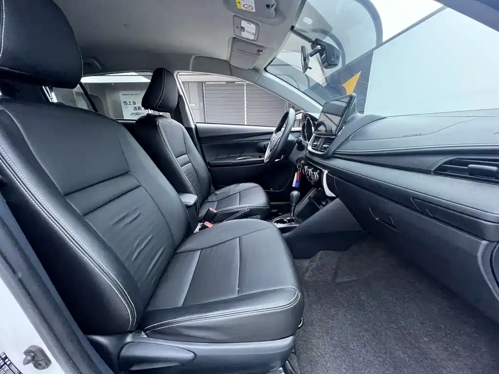 Toyota Yaris L 2022 — фото 16