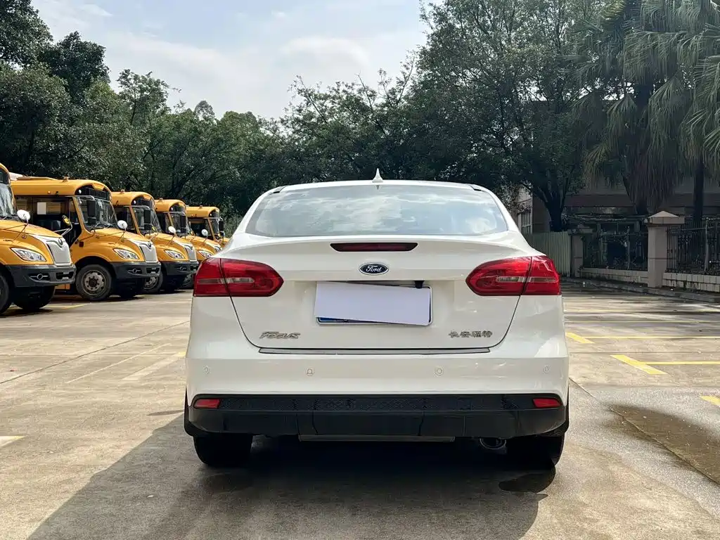 Ford Focus 2015 — фото 8