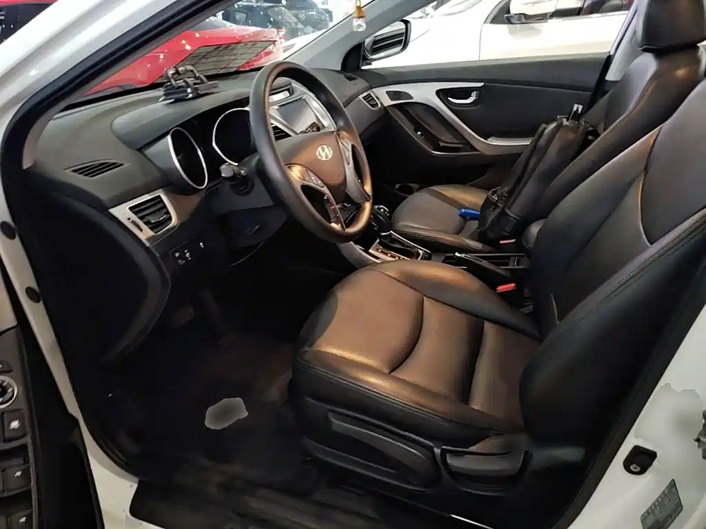 Hyundai Elantra 2017 — фото 15