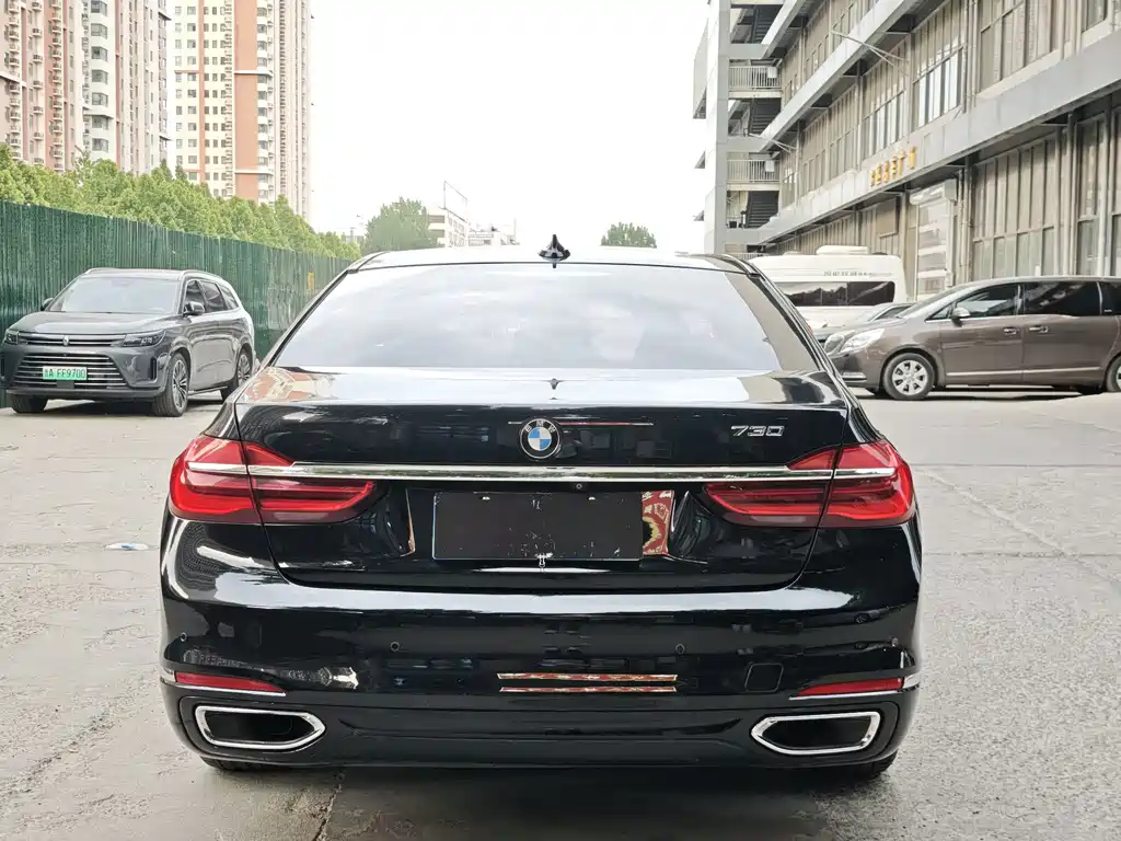 BMW 7 Series 2017 — фото 10