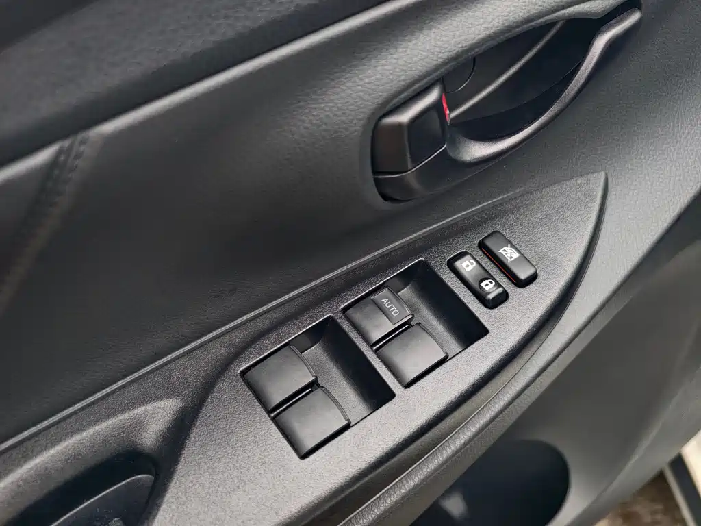 Toyota Yaris L 2022 — фото 11