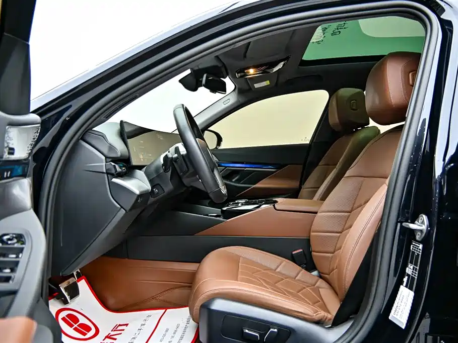 BMW 5 Series 2024 — фото 11
