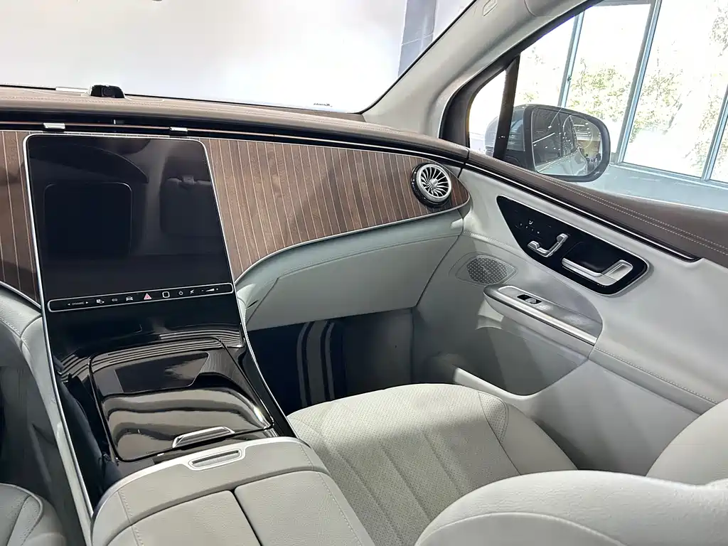 Mercedes-Benz EQE SUV 2024 — фото 10