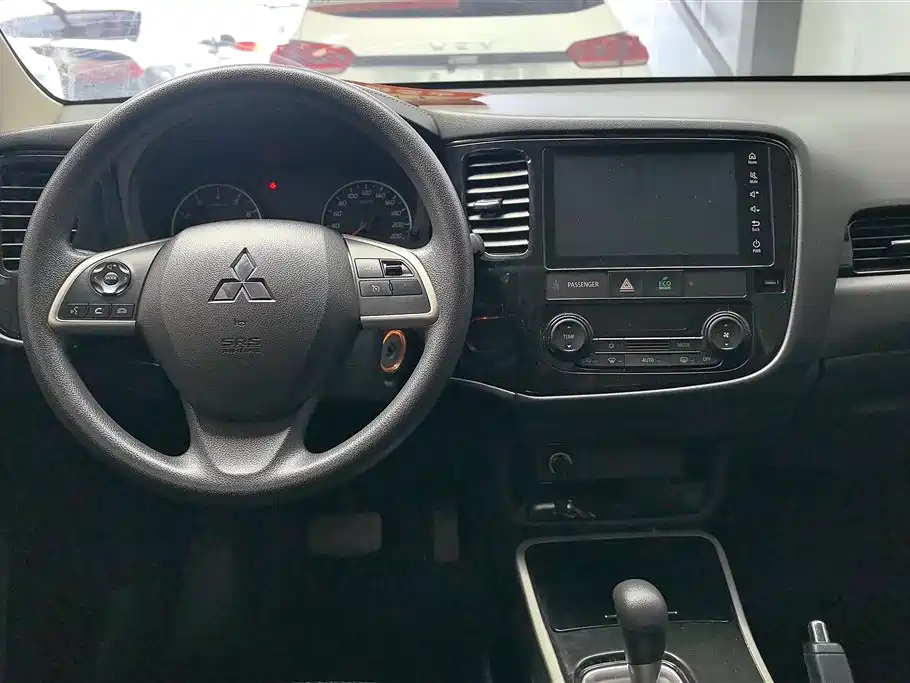 Mitsubishi Outlander 2023 — фото 12