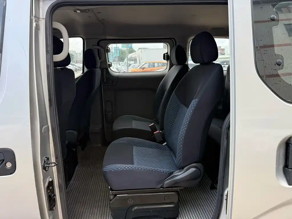 Nissan NV200 2011
