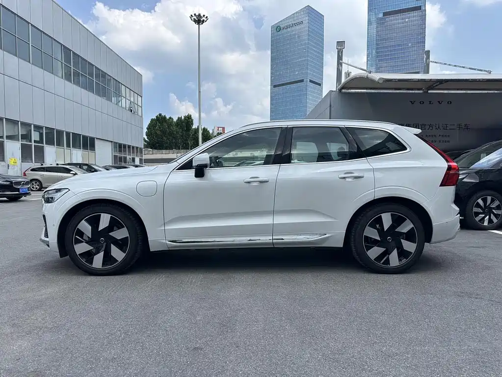Volvo XC60 Plug-In Hybrid 2024 — фото 11