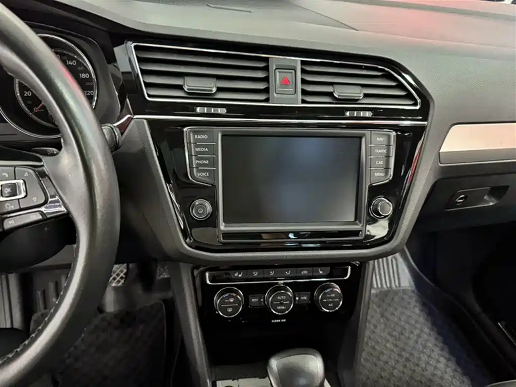 Volkswagen Tiguan L 2017 — фото 12