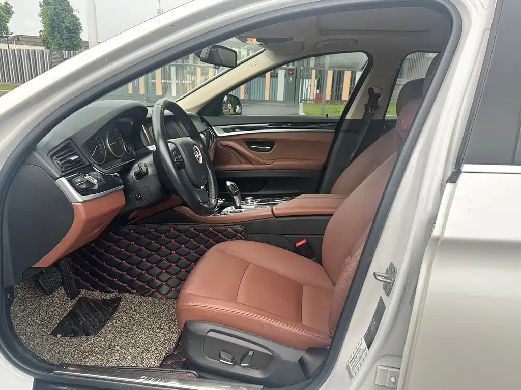 BMW 5 Series 2017 — фото 11