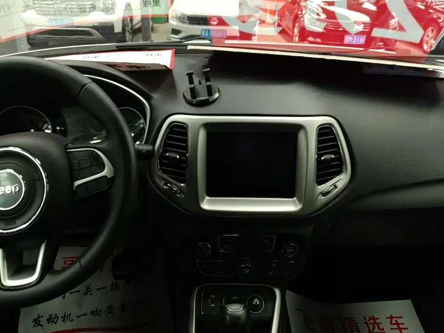 Jeep Compass 2017 — фото 13